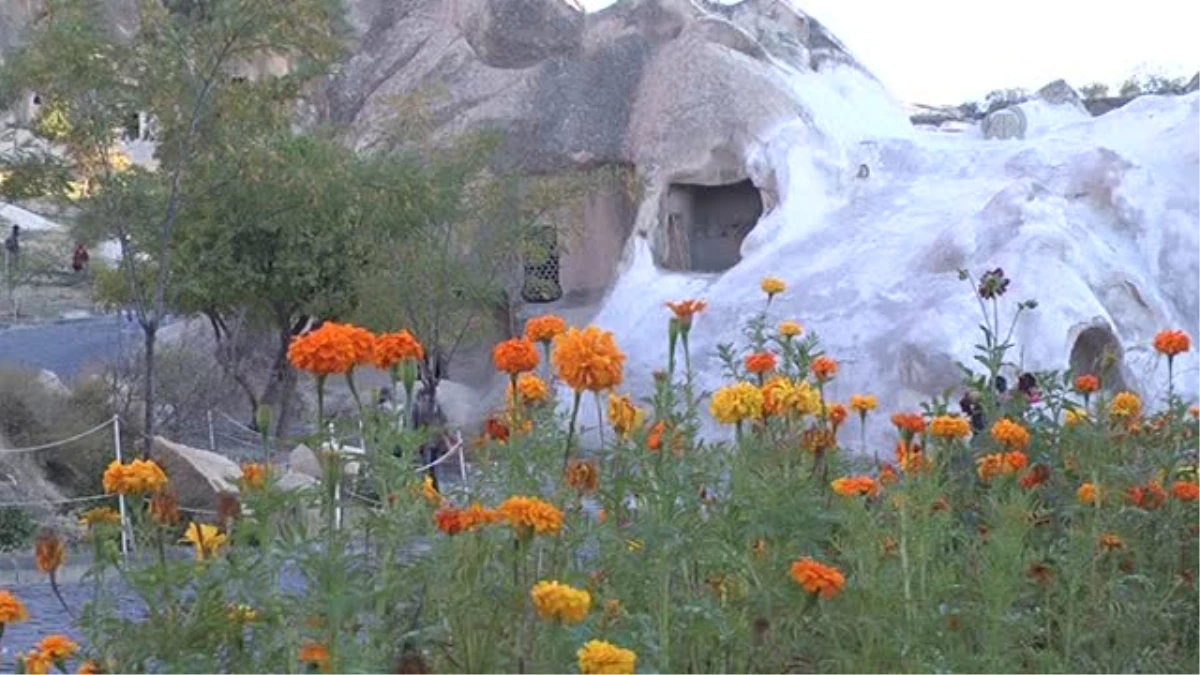 Kapadokya\'nın Bin Yıllık Freskleri Turistlerin İlgisini Çekiyor