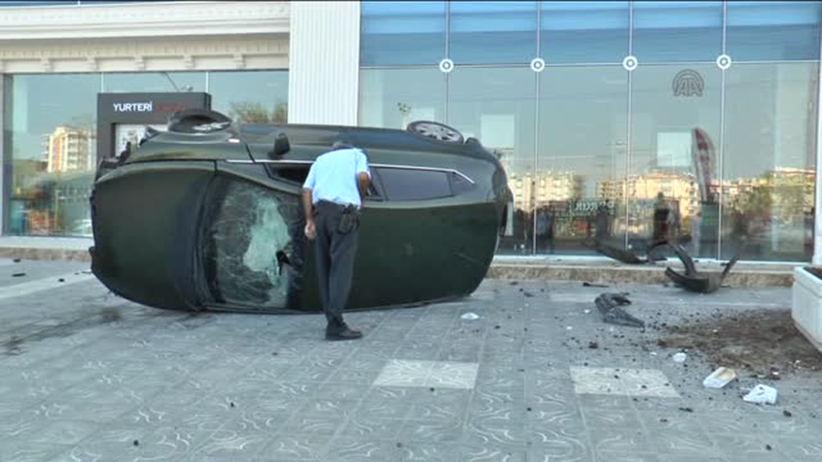 Otobüs Durağına Otomobil Girdi: 2 Ölü