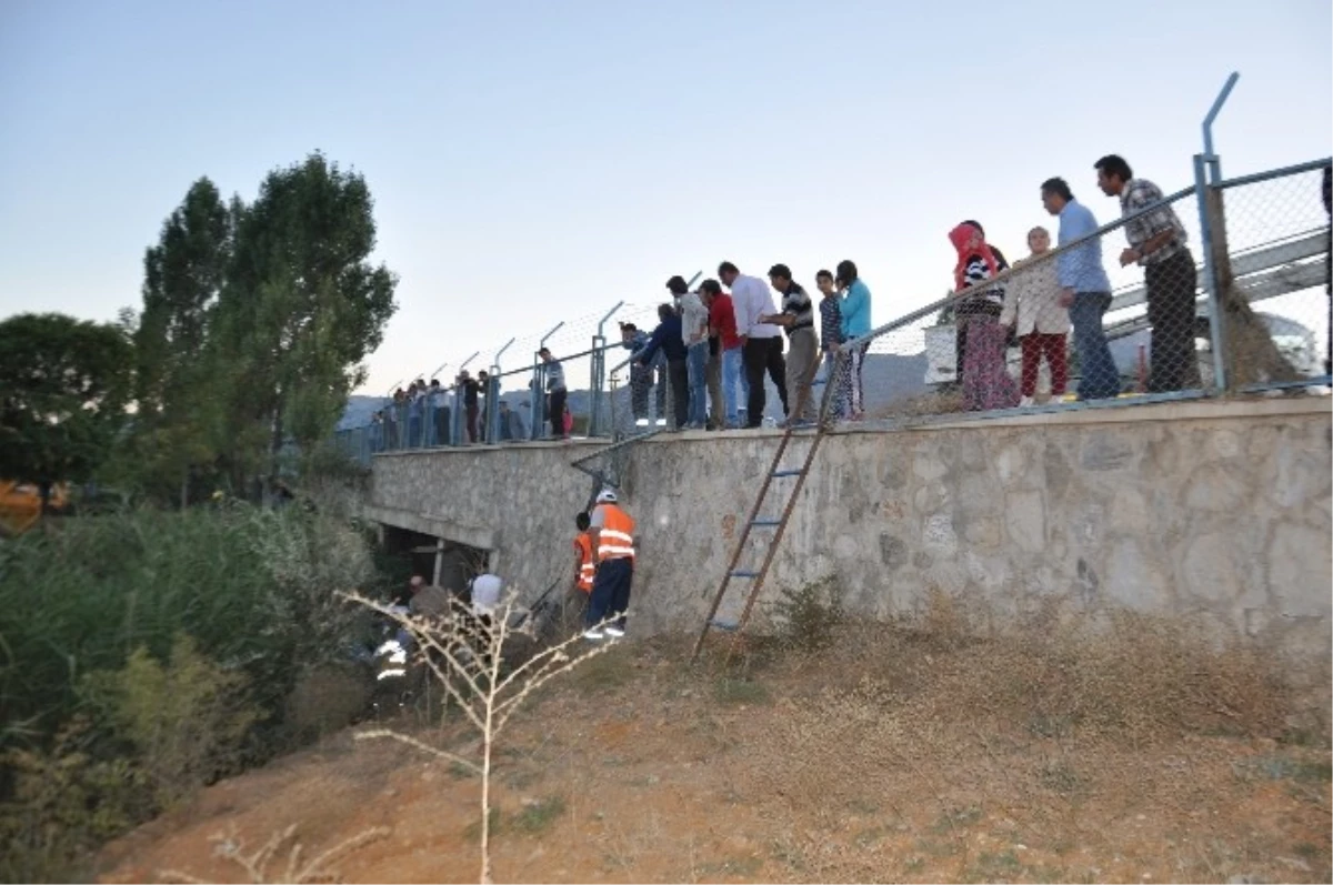 Konya\'da Otomobil Dereye Uçtu: 2 Yaralı