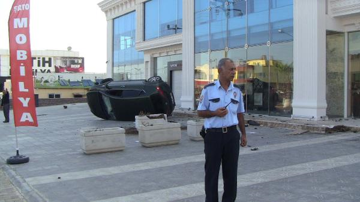 Otomobil, Minibüs Durağına Daldı: 2 Ölü