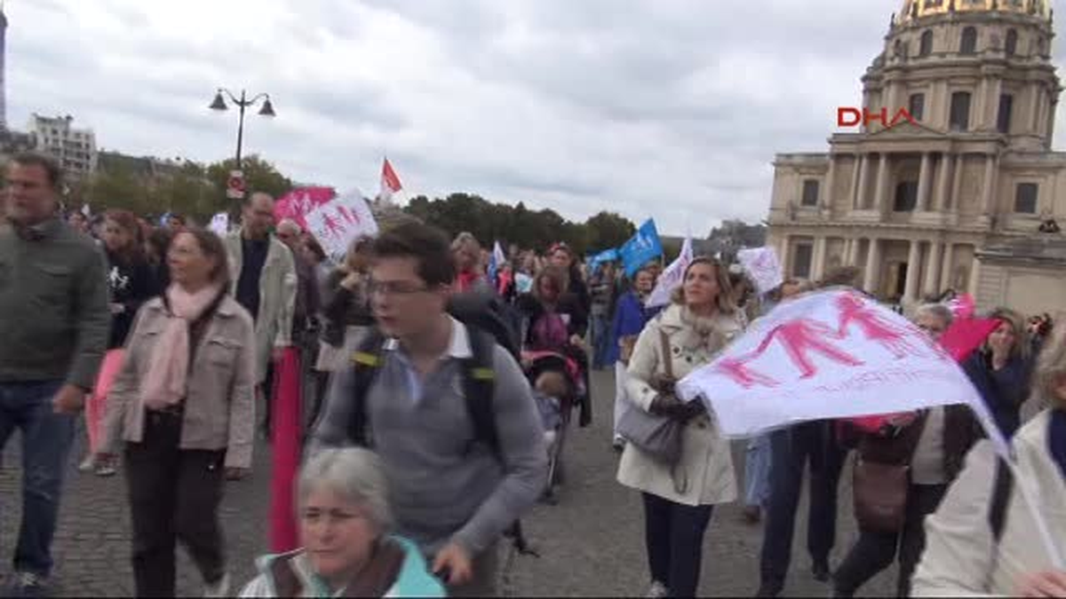 Paris?te Eşcinsel Evlilik Karşıtları Yürüdü
