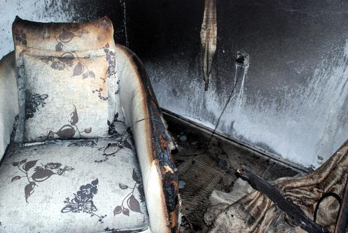 Prizde Uzun Süre Bırakılan Cep Telefonu Evi Yaktı