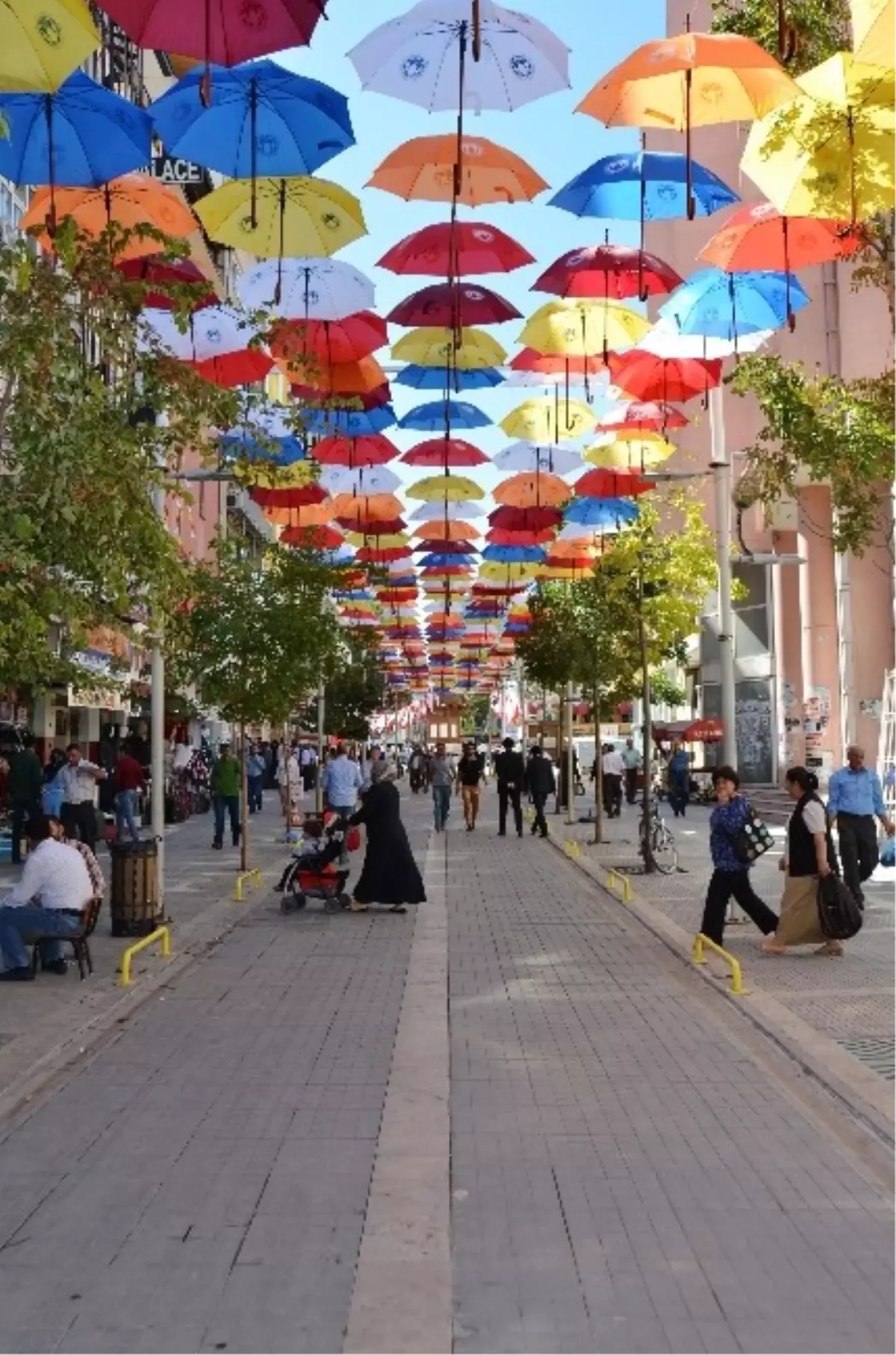 Şemsiye Sokak, Esnafların Yüzünü Güldürdü