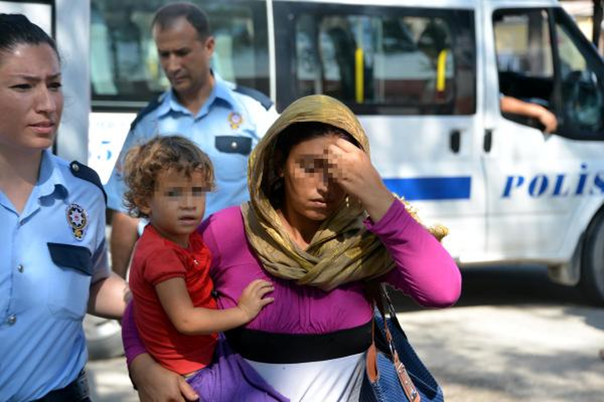 Torbacı Kadın, Uyuşturucuyu 3 Yaşındaki Kızının Elbisesine Zulalamış