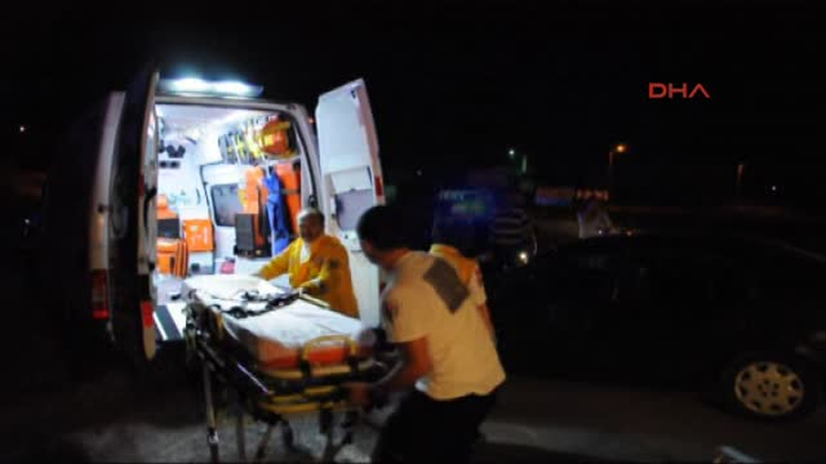 Besni\'de Trafik Kazasına Giden Ambulans, Otomobille Çarpıştı: 6 Yaralı