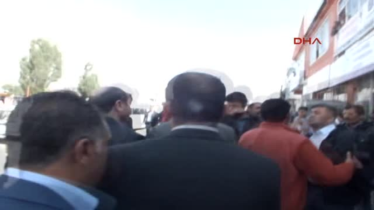 Van AK Parti Milletvekiline Çaldıran\'da Taşlı Saldırı