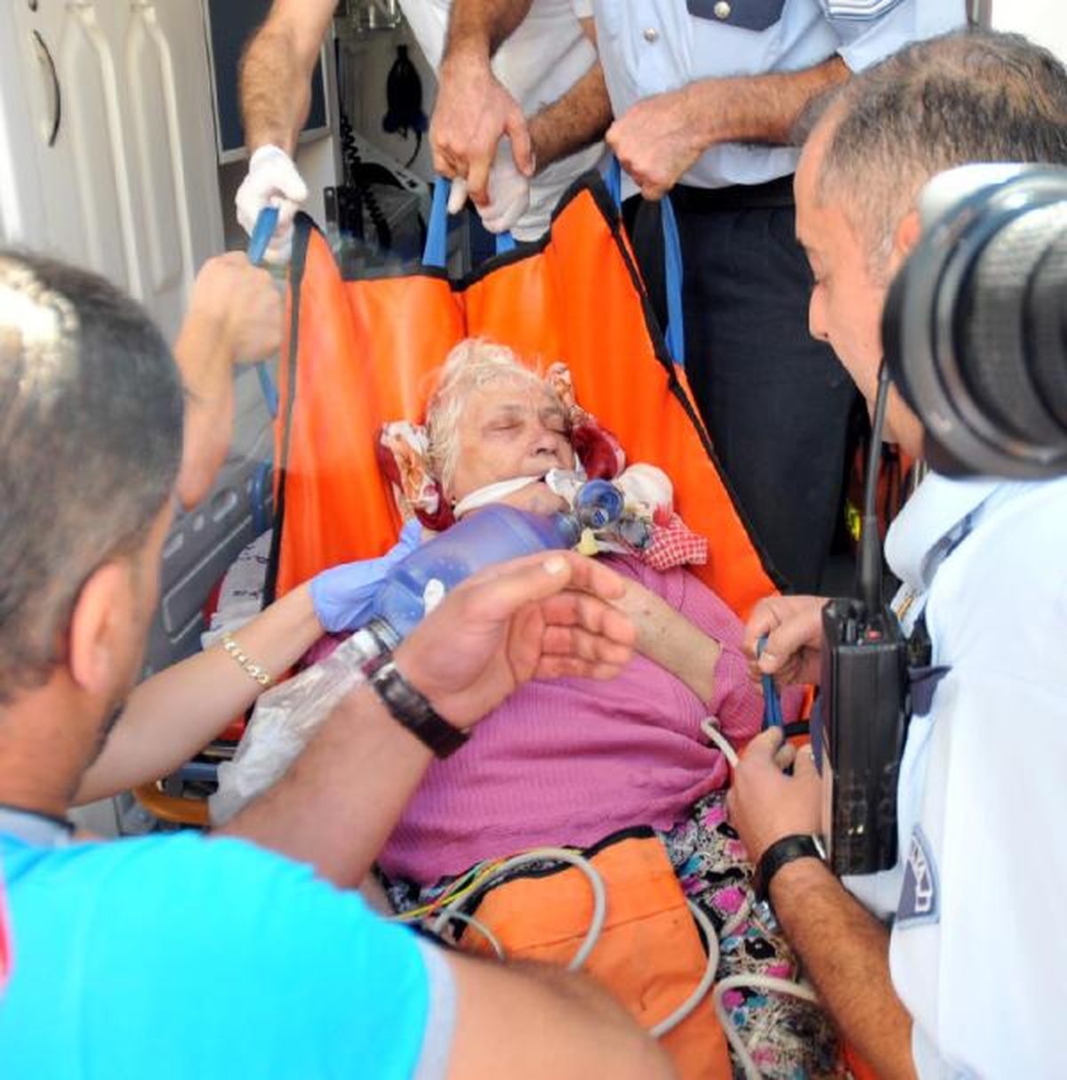 71 Yaşındaki Eşini Eşarpla Boğmaya Kalktı