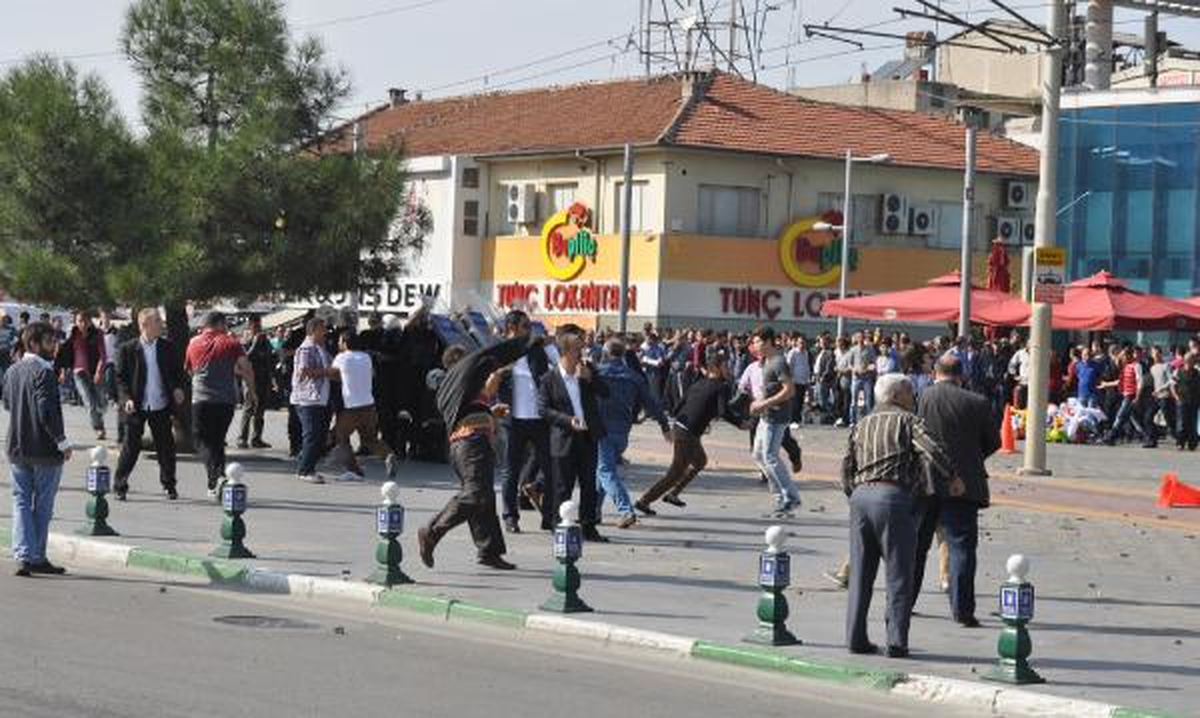 Bursa\'da Işid\'ı Protesto Gösterisine, Bayraklı Tepki