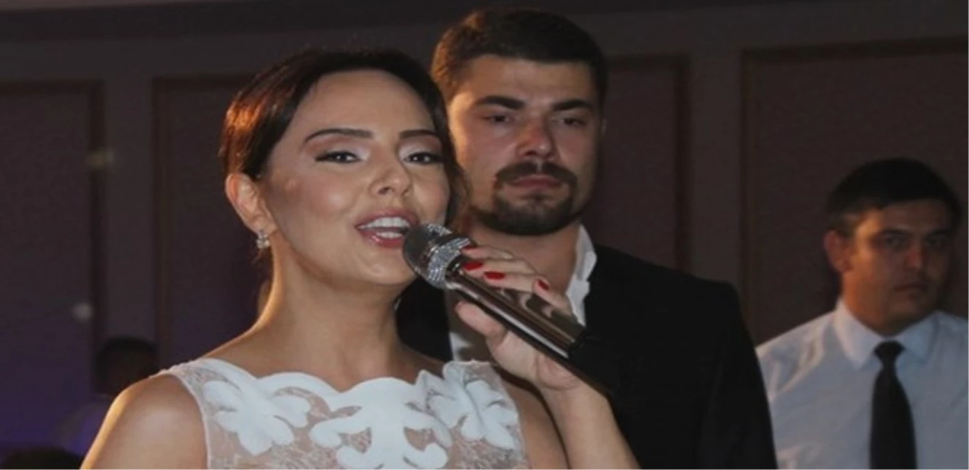 Ebru Gündeş Koruma Eşiliğinde Şarkı Söyledi