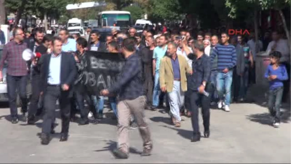 Tek Başına Protestocuların Önüne Dikildi: Ne Kürdistan\'ı