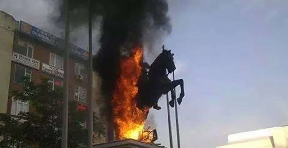 Esenyurt'ta 6 Araç Kundaklandı, Atatürk Büstü Ateşe Verildi