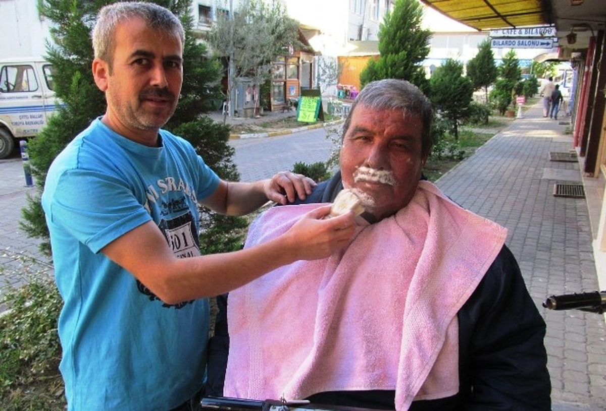 Eski Futbolcuya Akülü Arabada Tıraş