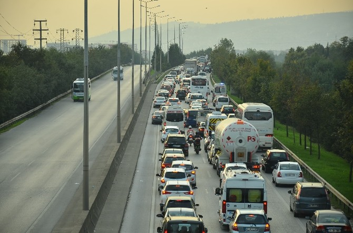 Karayollarında Tatilcilerin Dönüş Çilesi Sürüyor