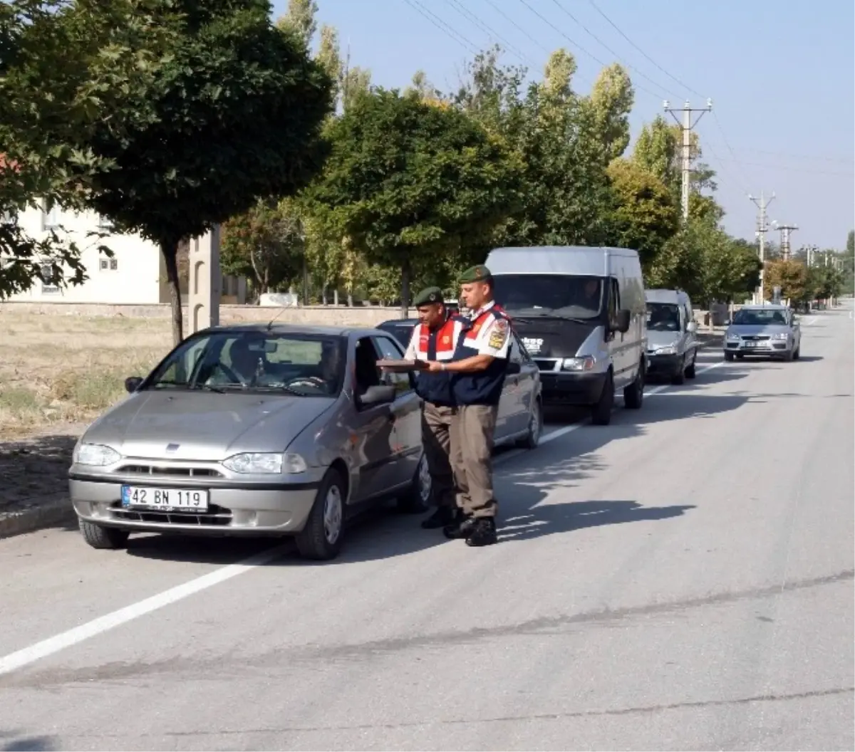 Kulu Jandarmasından Sürücülere Çikolata İkramı