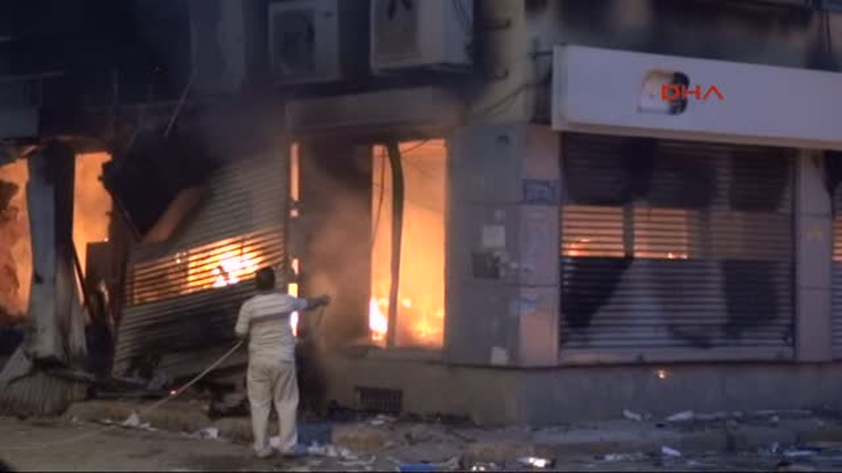 Nusaybin\'de Banka Şubesi Yakıldı