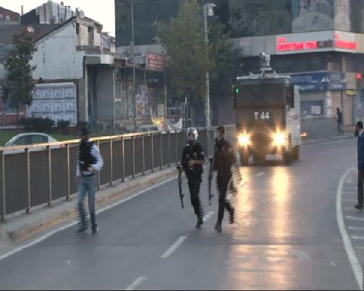 Okmeydanı\'nda Yol Kesip Barikat Kuran Gruba Polis Müdahale Etti