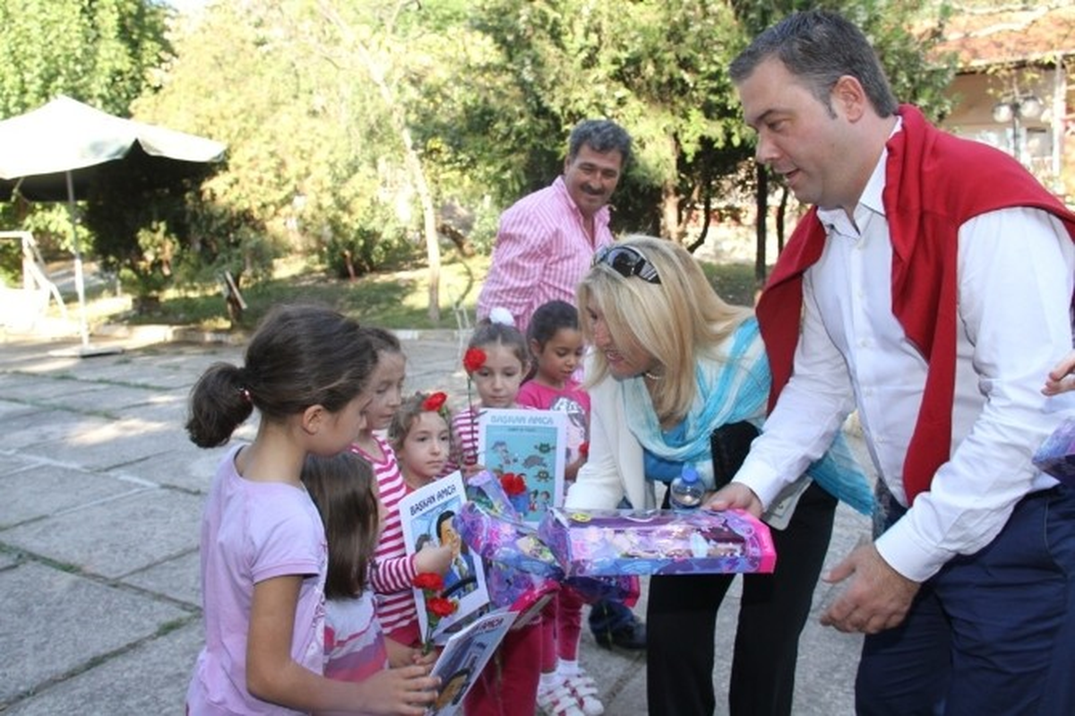 Buca Belediye Başkanı Piriştina\'dan Çocuklara Eğitici Armağan
