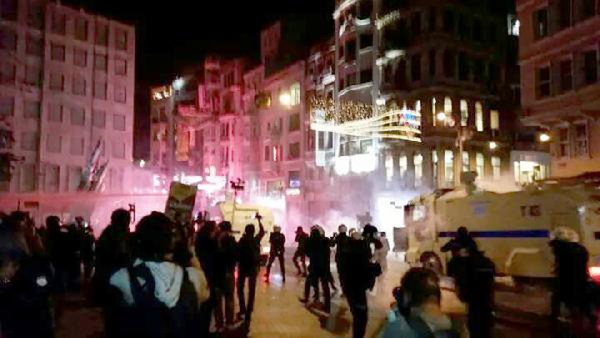 Polis, Galatasaray Meydanı\'nda Eylemcilere Müdahale Etti