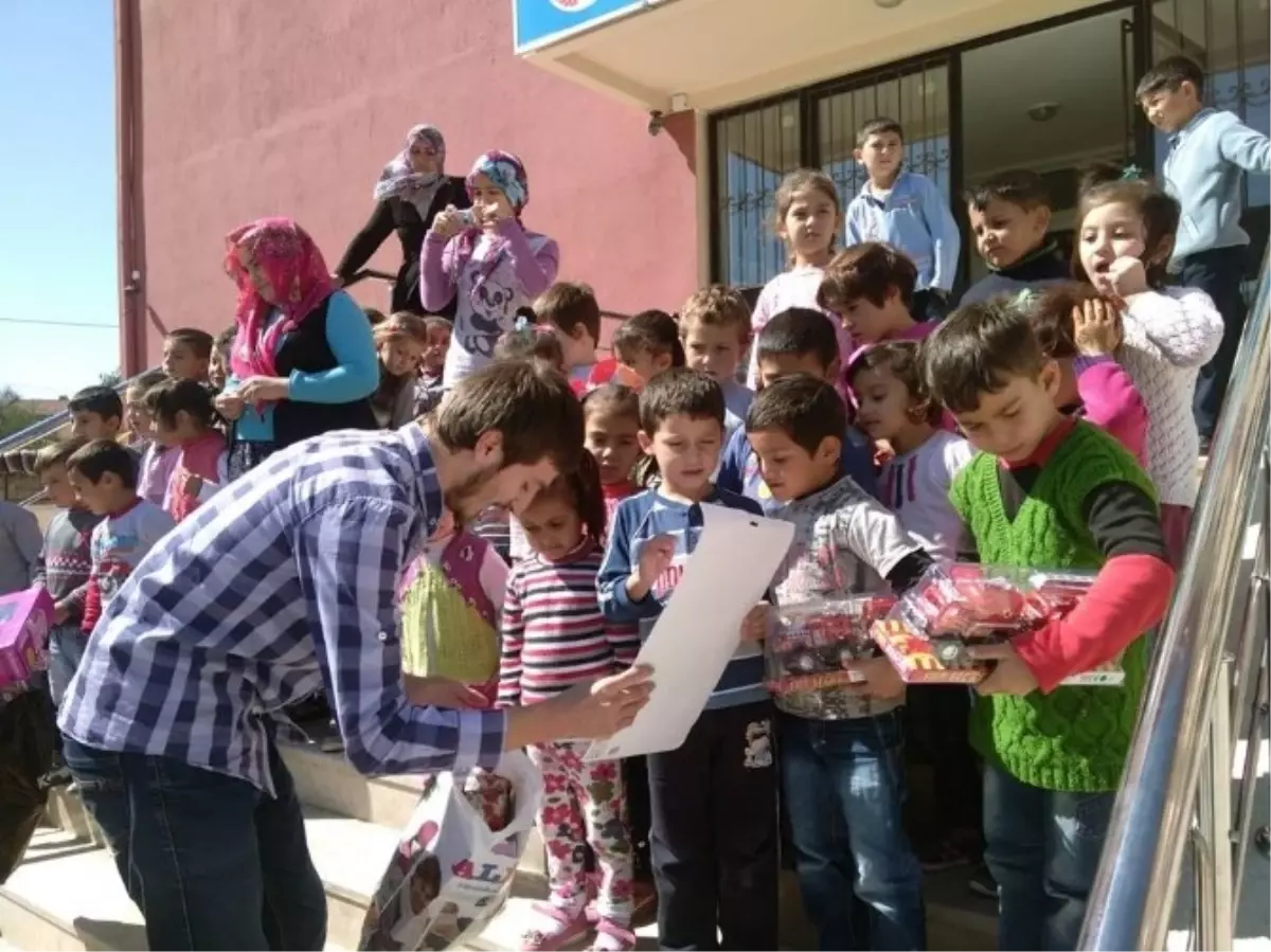 Afyonkarahisarlı Girişimci Gençlerden Öğrencilere Bayram Hediyesi