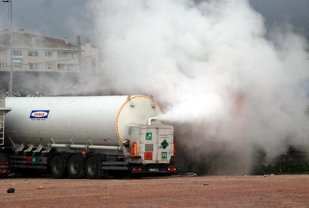 İzmi\'te Azot Yüklü Tankerdeki Sızıntı Korkuttu