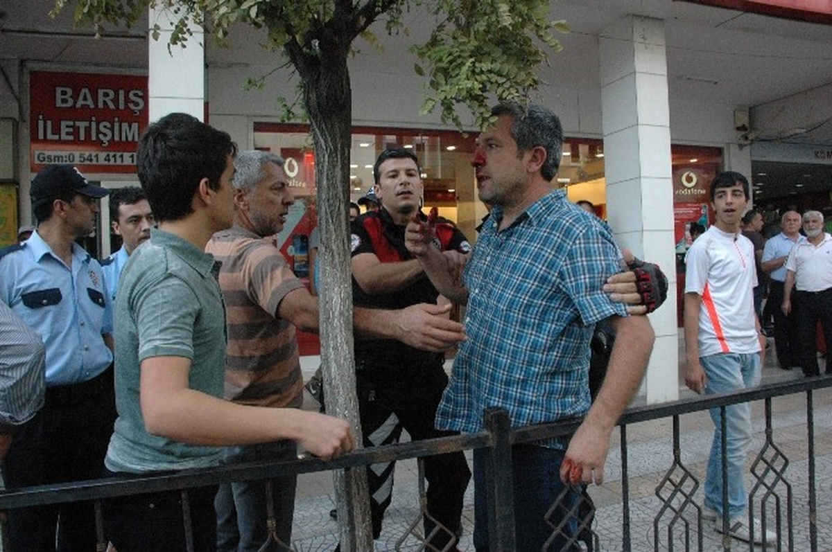 Çarşı Ortasında Tekme Tokat Kavga: 1 Yaralı