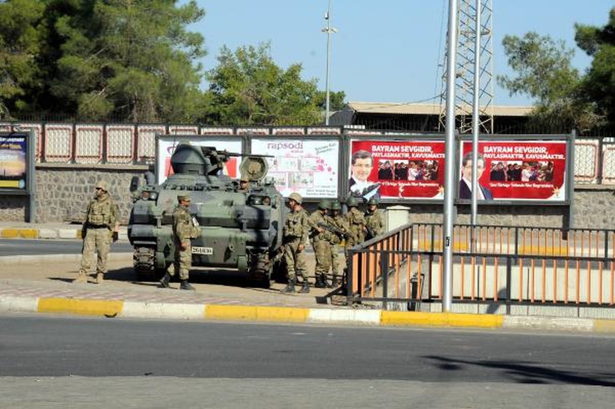 Diyarbakır\'da Sokağa Çıkma Yasağı; Asker Kente İndi