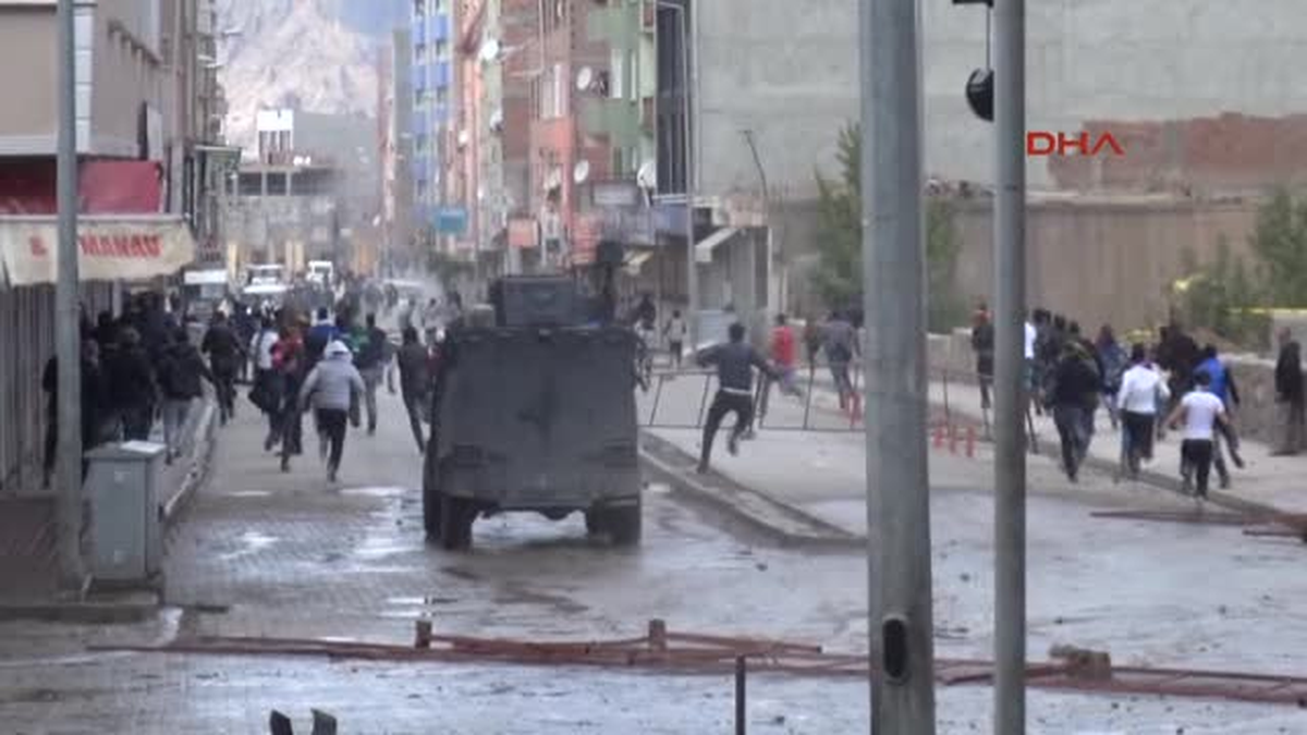 Doğubayazıt\'taki Olaylarda Polis Yetersiz Kaldı