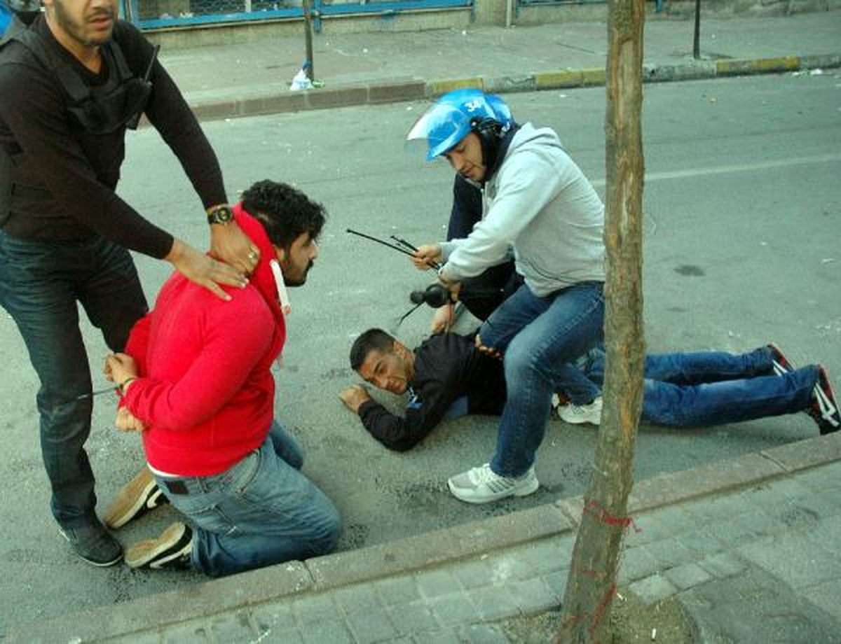 Sopalarla DBP İlçe Binasına Yürümek İsteyen Gruba Polis Müdahalesi