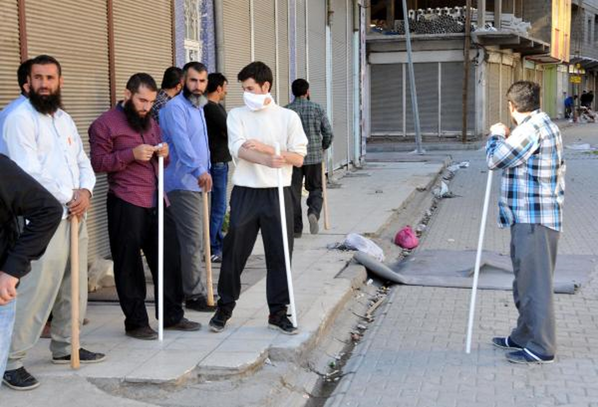 Göstericilere Karşı Kur'an Kursunu Korumak İçin Sopalı Nöbet