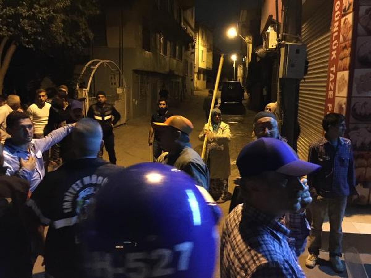 Bursalı Kadınlar Ellerinde Sopalarla Gösterici Kovaladı