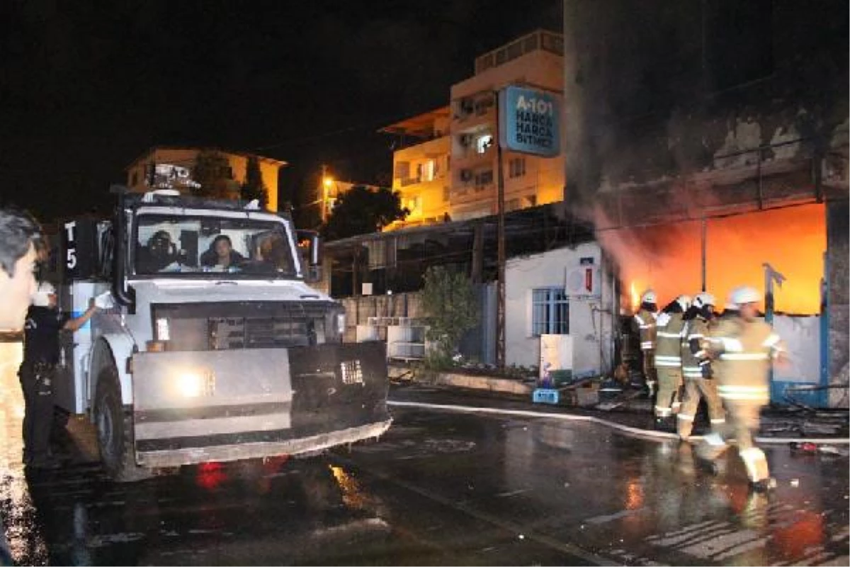 İzmir\'de Göstericiler Marketi İçindekilerle Birlikte Ateşe Verdi