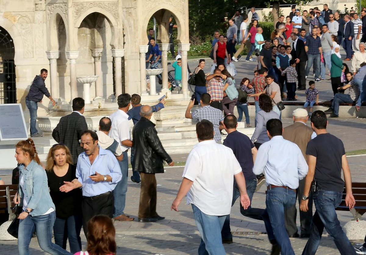 İzmir'de Türk Bayrağını Direkten İndirip Yaktılar