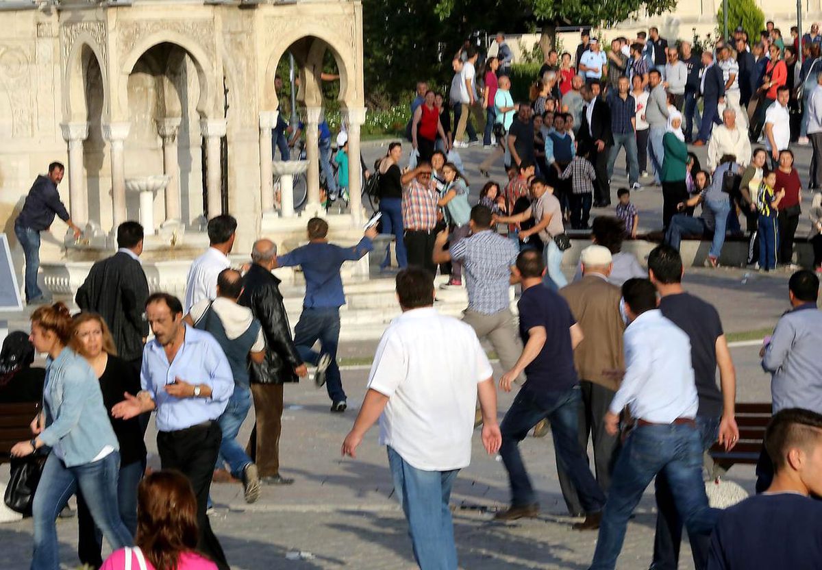 İzmir Valiliği, TSK'nın 'Bayrak Yakıldı' Açıklamasını Yalanladı