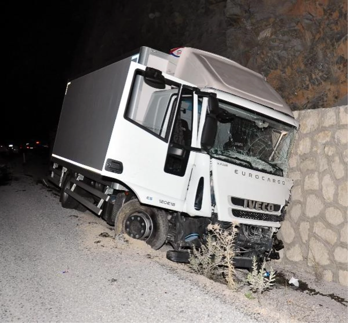 Kontrolden Çıkan Kamyon 3 Araca Çarptı: 1 Ölü, 9 Yaralı