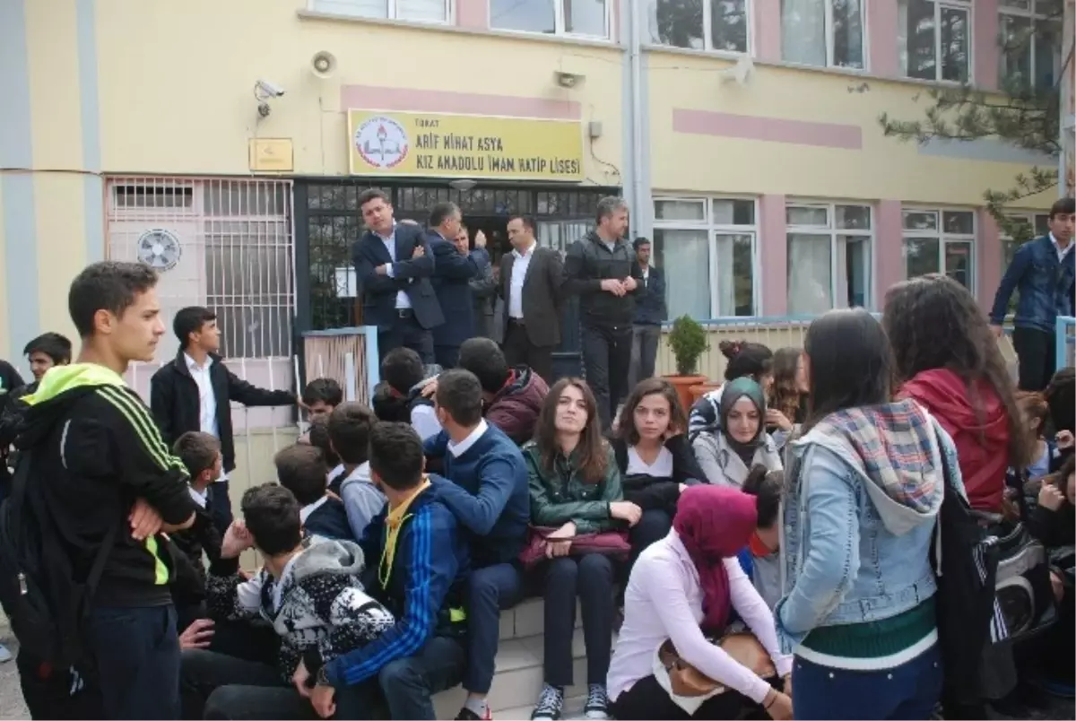 Liseli Öğrencilerin Okul Eylemi