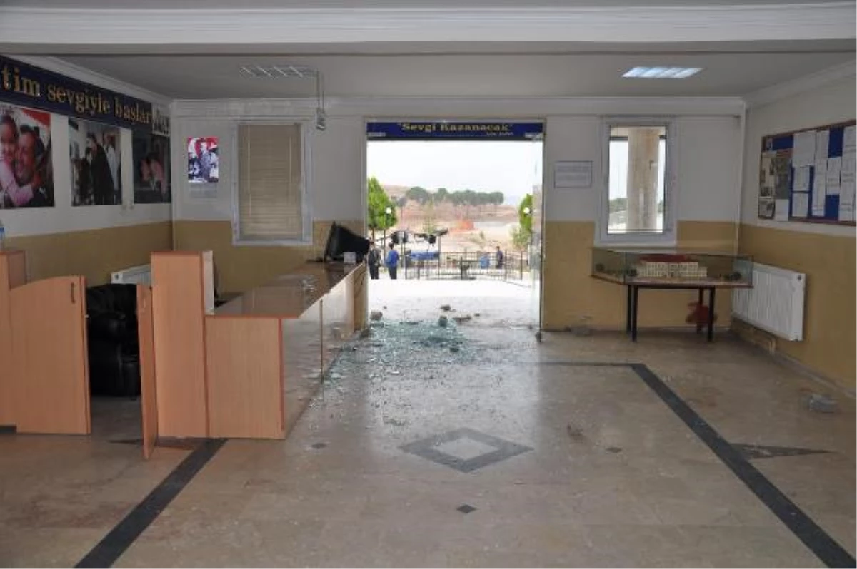 Menemen Belediye Dershanesi\'ne Saldırı