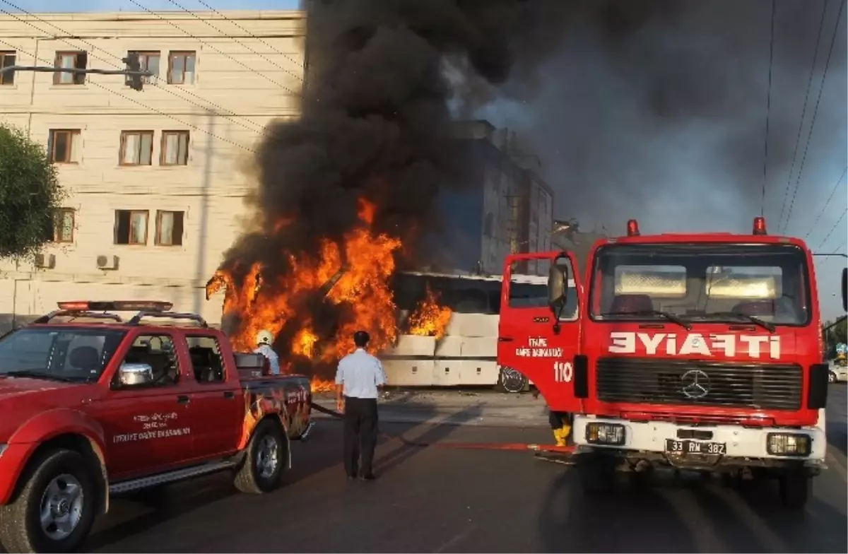 Mersin\'de Yolcu Otobüsü Alev Topuna Döndü