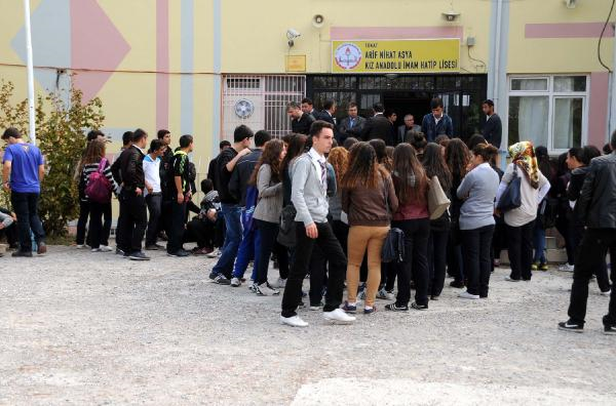 Öğrenciler, İmam Hatibe Dönüştürülen Lisede Eylem Yaptı
