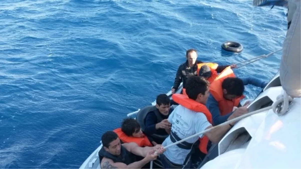 Sahil Güvenlik Kaçak Göçmen Kurtarmaya Devam Ediyor