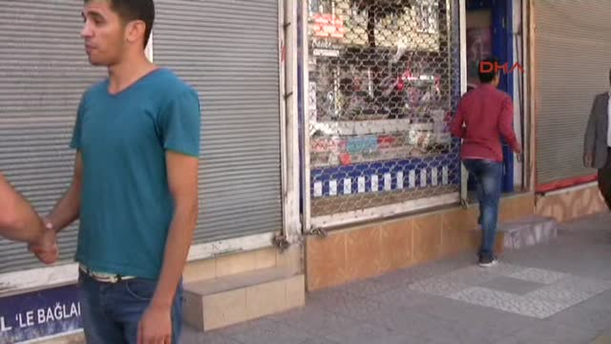 Şanlıurfa Geceyi Gergin Geçiren Viranşehir\'de Kepenkler Kapalı