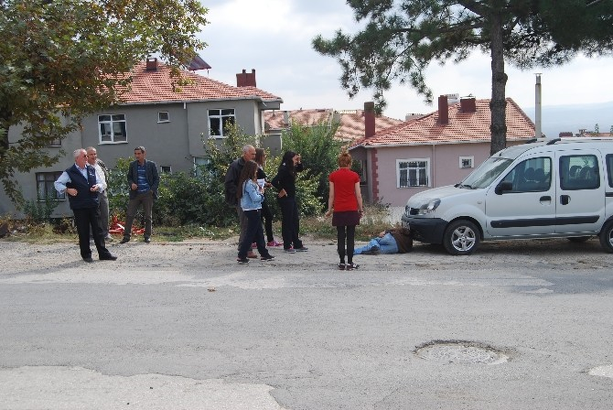 Malkara\'da Sara Nöbeti Geçirip Otomobilin Önüne Düştü