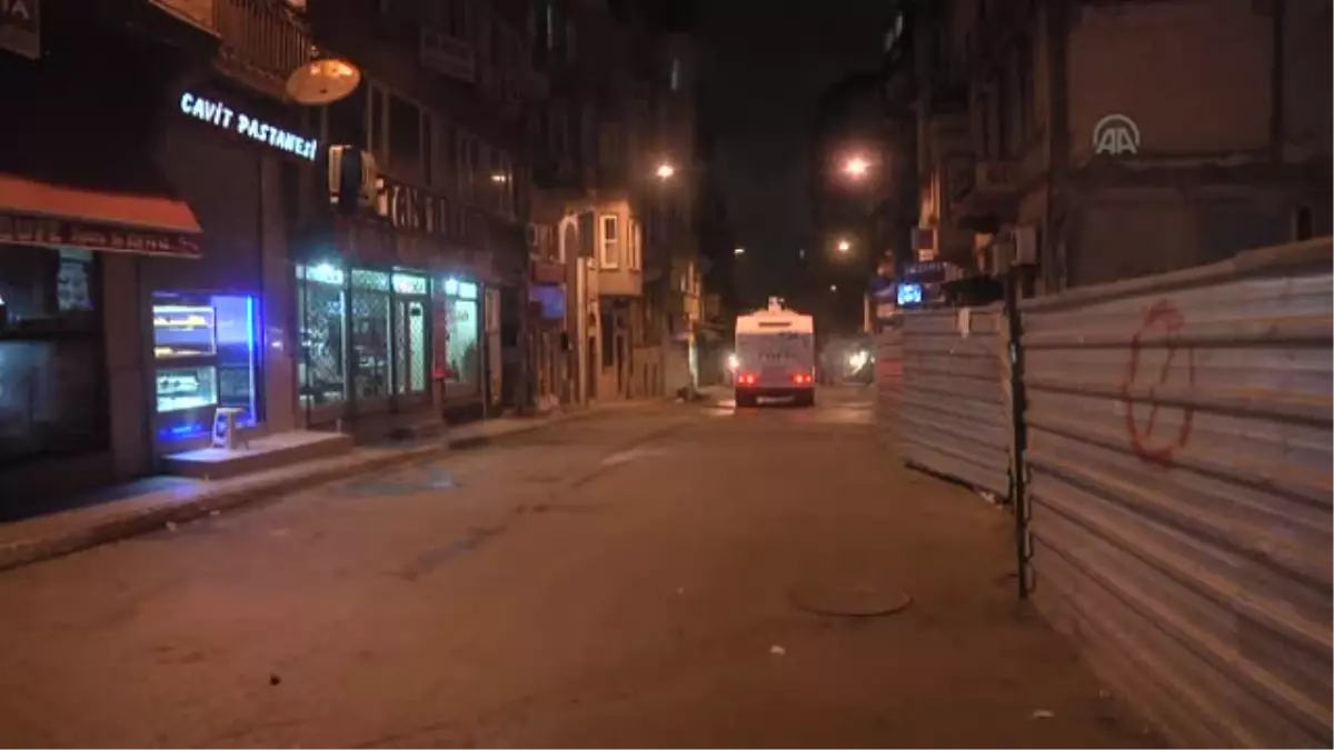 Sokak Aralarında Ateş Yakıp Polisi Taşladılar