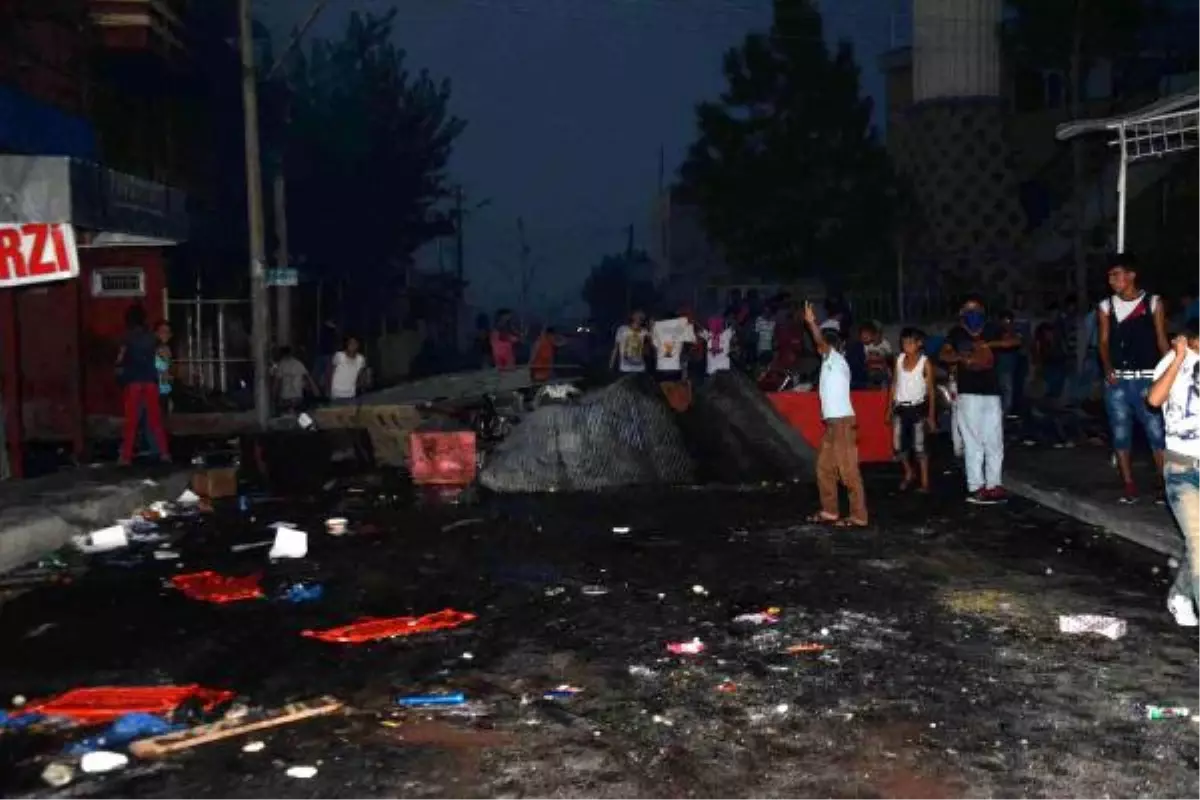 Tarsus\'ta Olaylı Protesto: 1\'i Polis 2 Yaralı