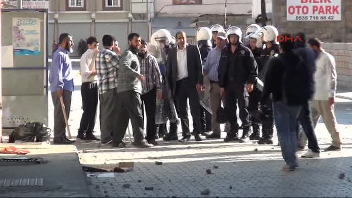 Van'da Kuran Kursunu Eli Sopalı Sakallı Kişiler Korudu