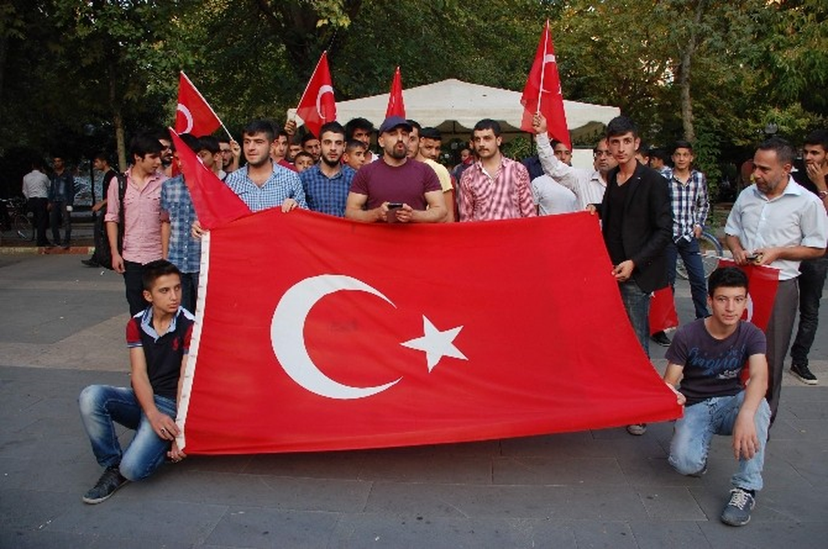 Adıyamanlı Gençler Olayları İstiklal Marşı ile Protesto Etti