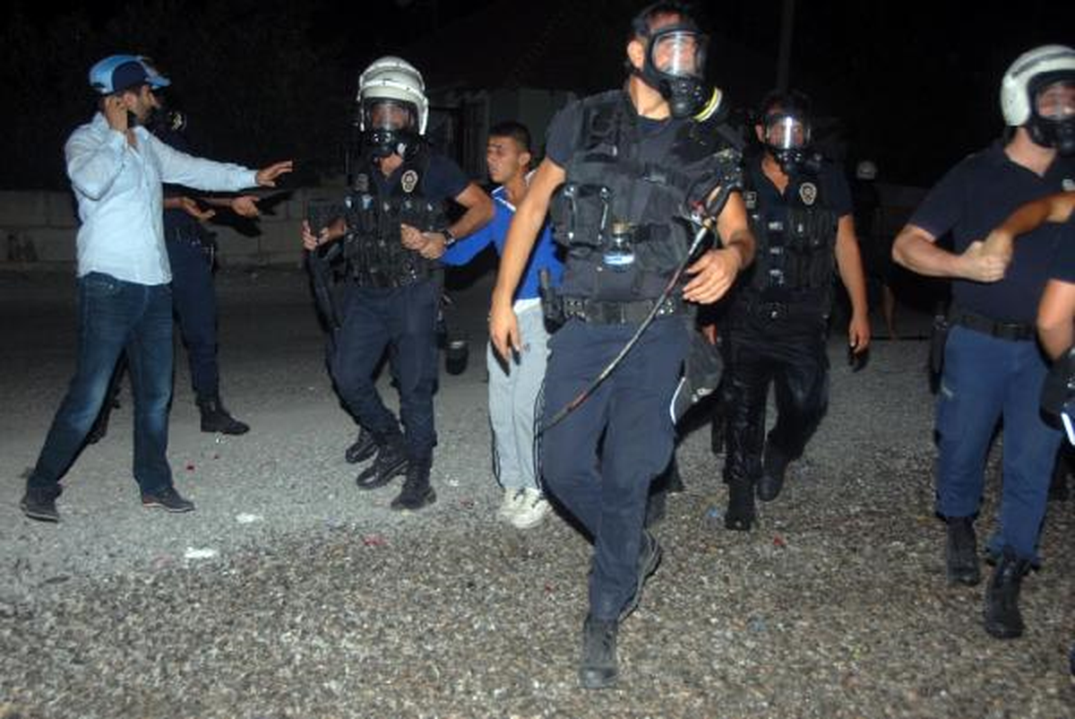 Antalya'da Göstericiler Karakol Taşladı