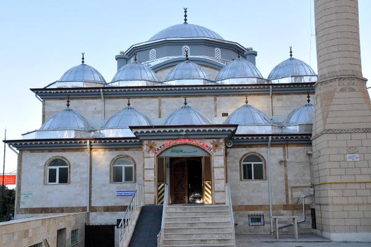 Camide Hırsızlık Anı Güvenlik Kamerasına Yansıdı