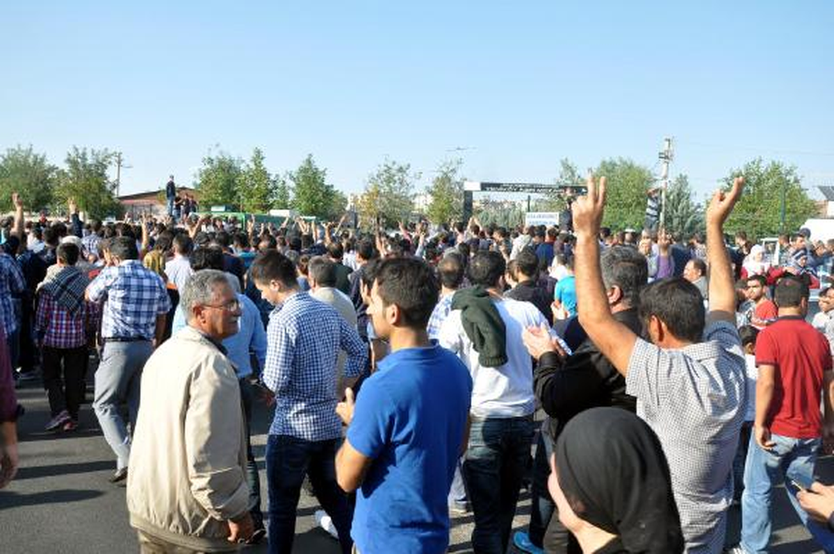 Diyarbakır\'da Hüda-Parlılar\'ın Cenazesinde Pompalı Tüfekli Koruma(2)