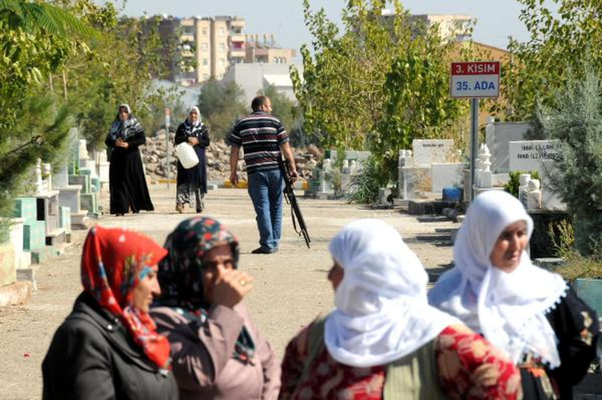 Diyarbakır\'da Hüda-Parlıların Cenazesinde Pompalı Tüfekli Koruma