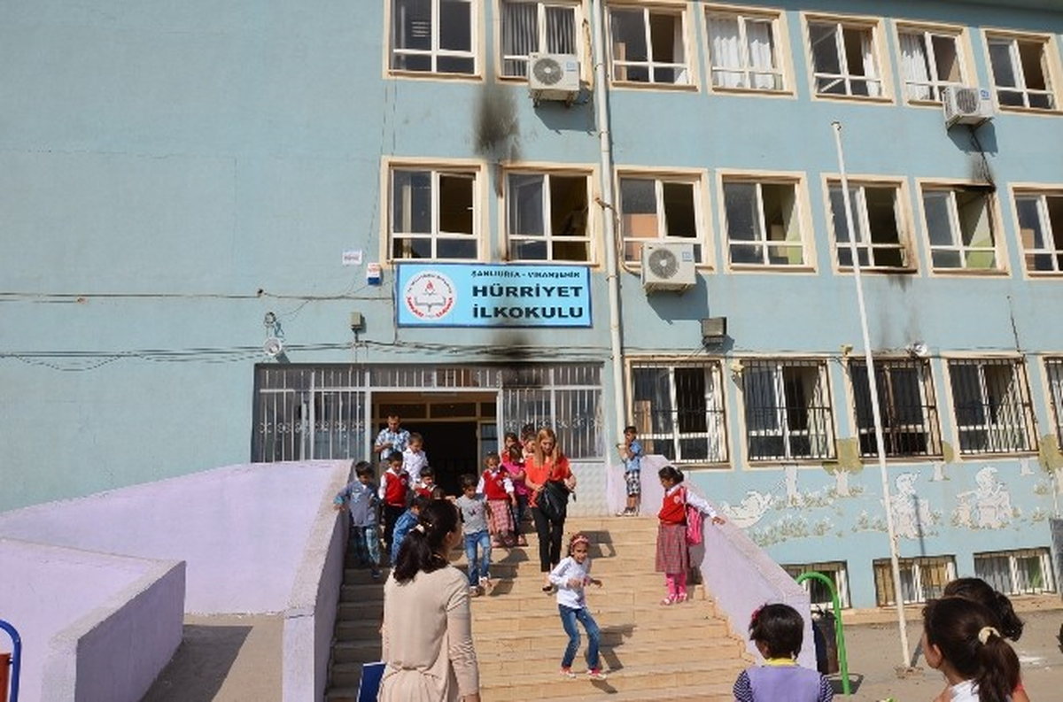 Eylemcilerin Molotof Attığı Okulda Eğitim Devam Etti